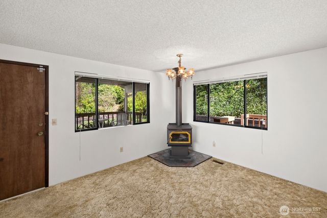 7821 East Side Drive NE, Tacoma, WA 98422