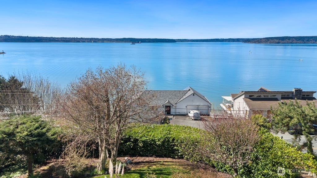 7821 East Side Drive NE, Tacoma, WA 98422