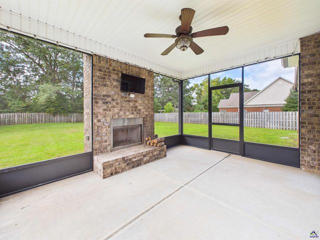 212 Oakley Court, Bonaire, GA 31005