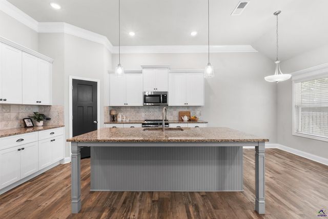 212 Oakley Court, Bonaire, GA 31005
