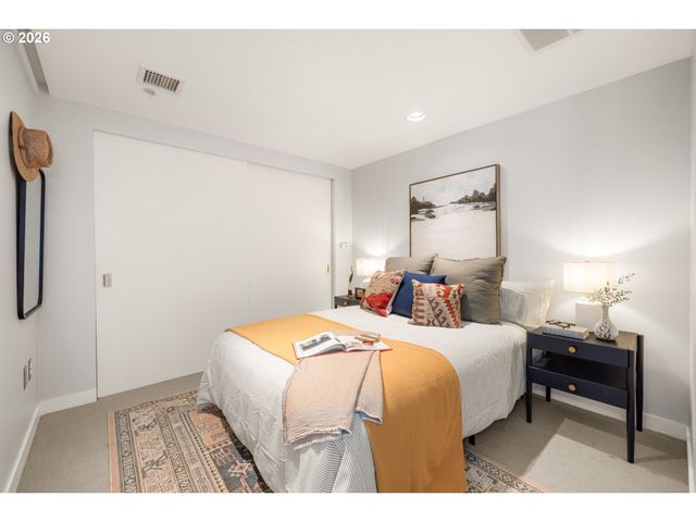 28 Se 28TH Ave 304, Portland, OR 97214