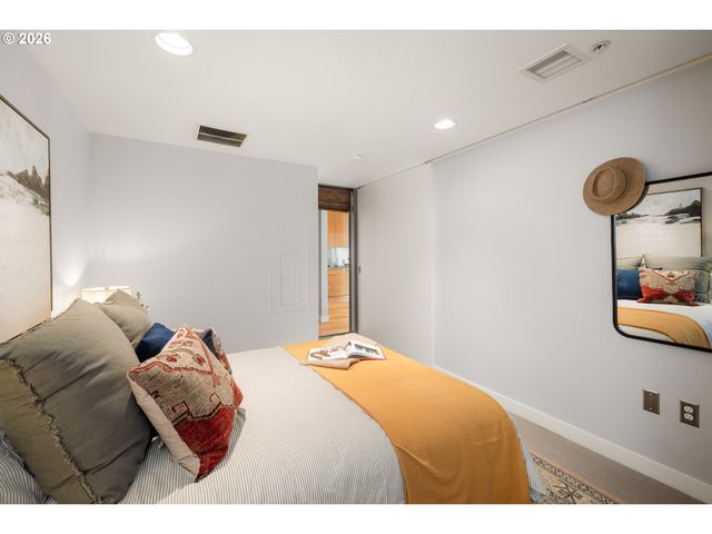 28 Se 28TH Ave 304, Portland, OR 97214