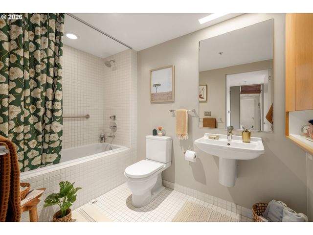 28 Se 28TH Ave 304, Portland, OR 97214