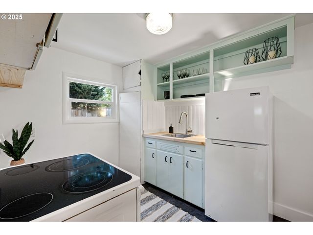 3569 WILLAMETTE St, Eugene, OR 97405