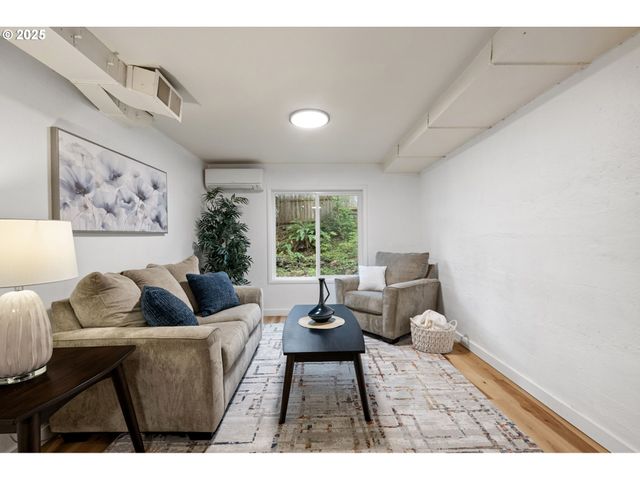 3569 WILLAMETTE St, Eugene, OR 97405