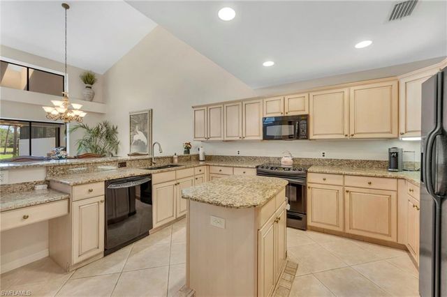 152 Cypress View DR C25, Naples, FL 34113