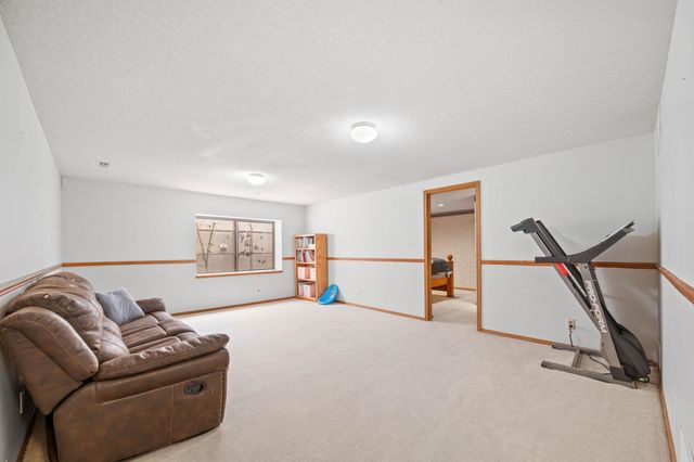 10820 W Shade Ln, Wichita, KS 67212