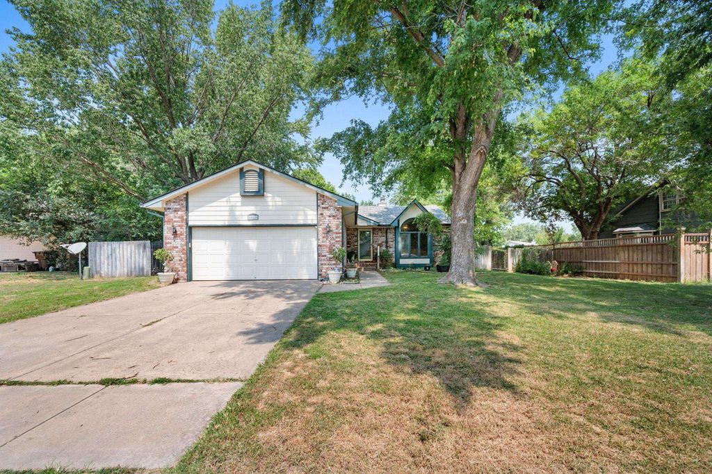 10820 W Shade Ln, Wichita, KS 67212