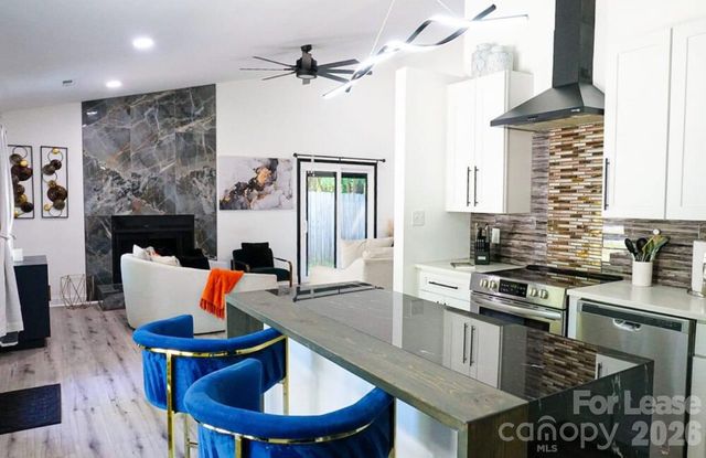909 Highland Mist Lane, Charlotte, NC 28215