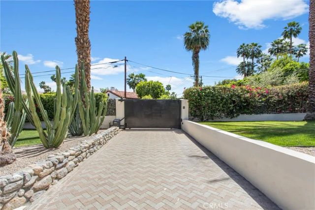 294 W Crestview Drive, Palm Springs, CA 92264