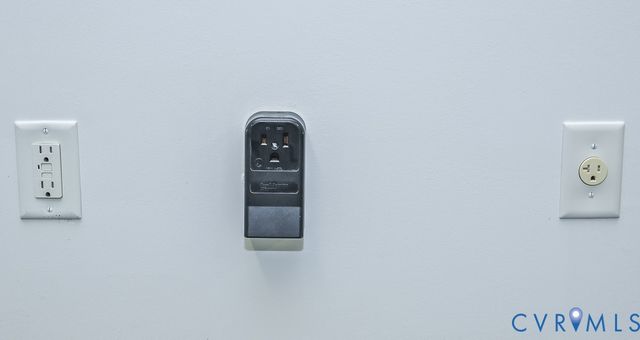 1037 Berryhill Rd, Henrico, VA 23231