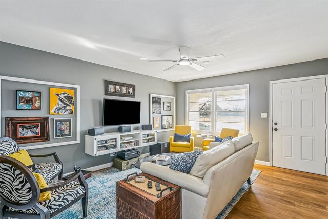 625 S Apache Dr, Wichita, KS 67207