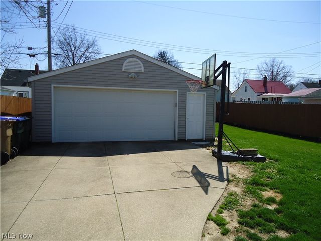 318 Van Buren Avenue, Cuyahoga Falls, OH 44221