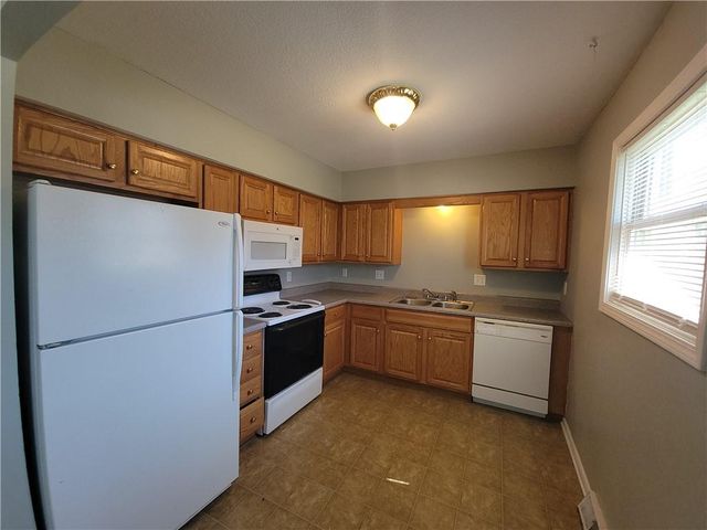 904 SE 3rd Terrace, Lee's Summit, MO 64063