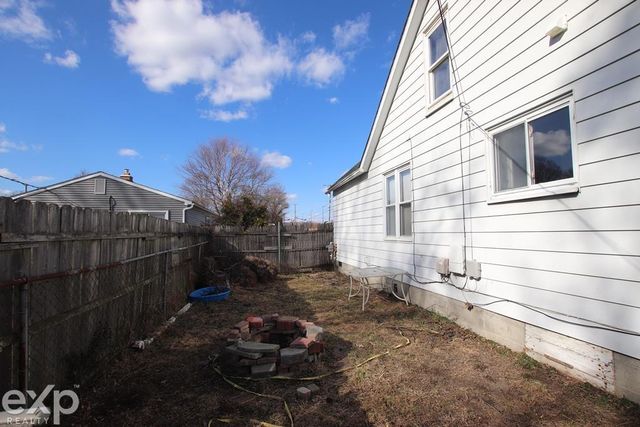 19200 Illinois Street, Roseville, MI 48066