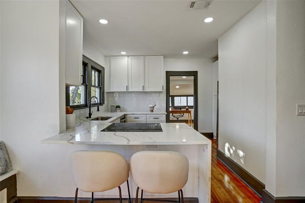 Image 11 of property listing at 3100 11TH AVENUE N, St Petersburg, FL 33713