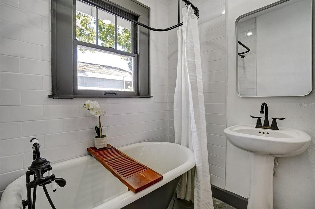 Image 18 of property listing at 3100 11TH AVENUE N, St Petersburg, FL 33713