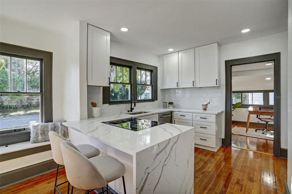 Image 5 of property listing at 3100 11TH AVENUE N, St Petersburg, FL 33713