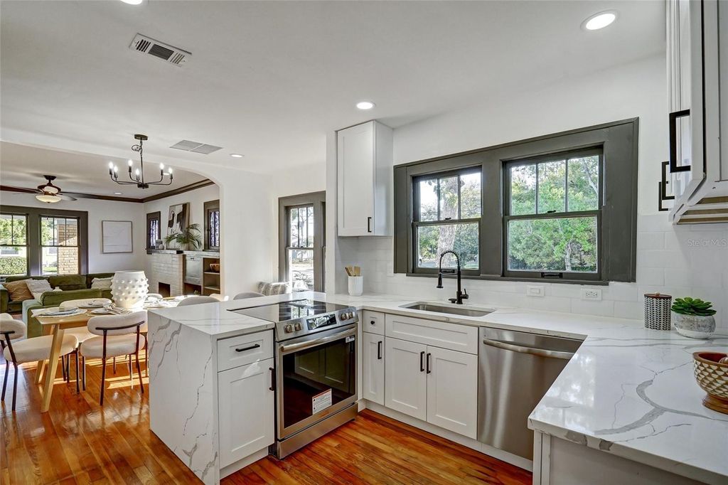 Image 6 of property listing at 3100 11TH AVENUE N, St Petersburg, FL 33713