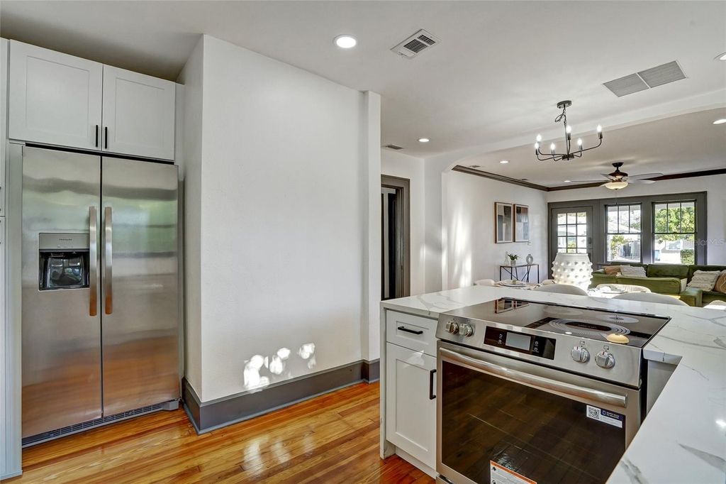 Image 7 of property listing at 3100 11TH AVENUE N, St Petersburg, FL 33713