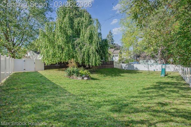 2261 Avondale Street, Sylvan Lake, MI 48320