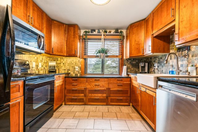 15 Pendleton Lane, Londonderry, NH 03053