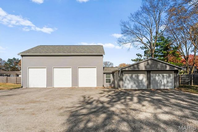 2060 Decker Road, Maryville, IL 62062