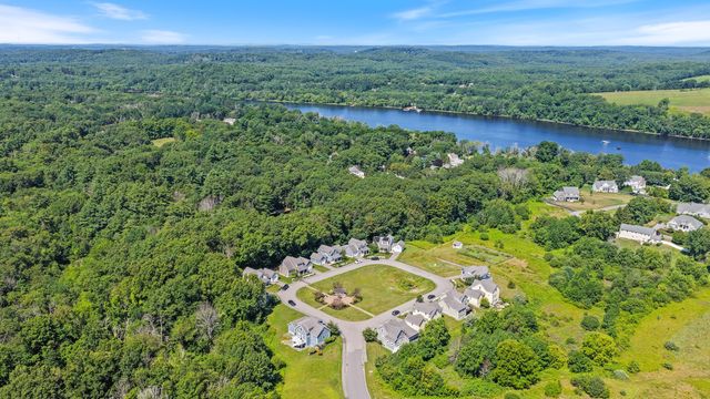 28 Follinsbee Ln 28, West Newbury, MA 01985
