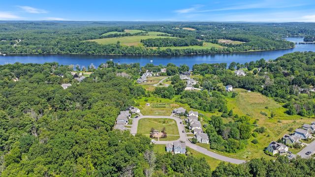 28 Follinsbee Ln 28, West Newbury, MA 01985