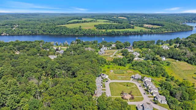 28 Follinsbee Ln 28, West Newbury, MA 01985