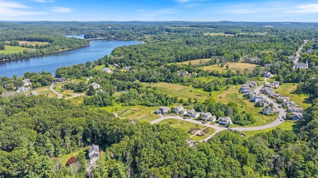 28 Follinsbee Ln 28, West Newbury, MA 01985