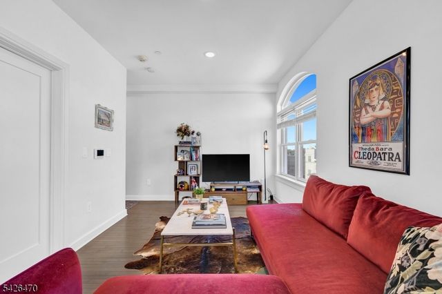 974 Summit Ave 401, Jersey City, NJ 07307