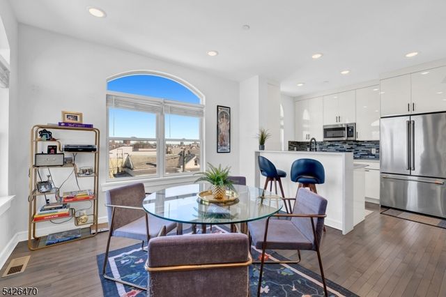 974 Summit Ave 401, Jersey City, NJ 07307