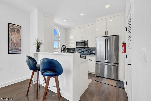 974 Summit Ave 401, Jersey City, NJ 07307