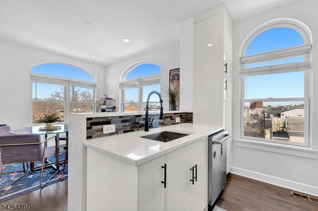 974 Summit Ave 401, Jersey City, NJ 07307