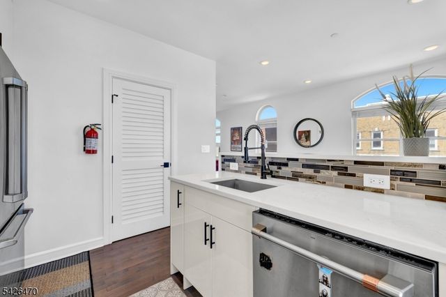 974 Summit Ave 401, Jersey City, NJ 07307