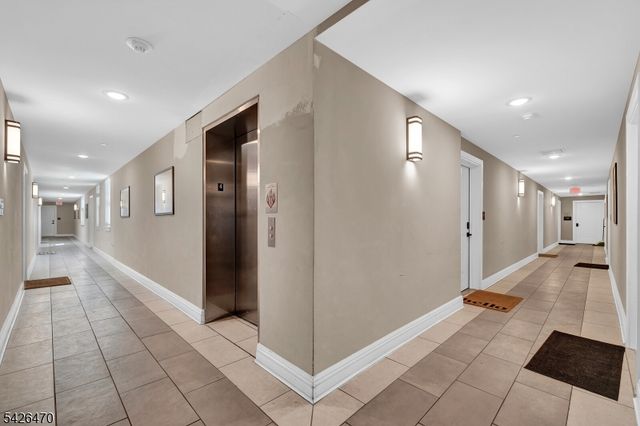 974 Summit Ave 401, Jersey City, NJ 07307