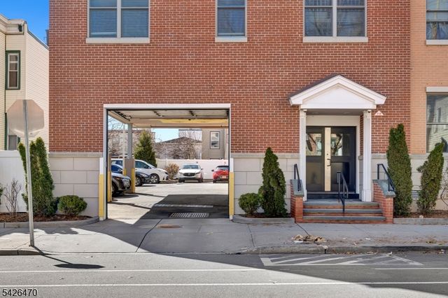 974 Summit Ave 401, Jersey City, NJ 07307