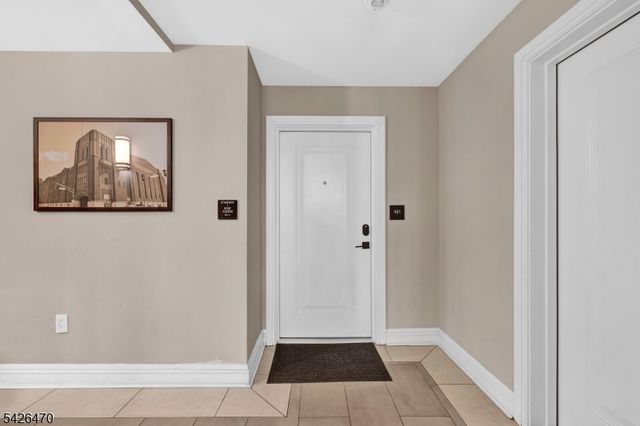 974 Summit Ave 401, Jersey City, NJ 07307