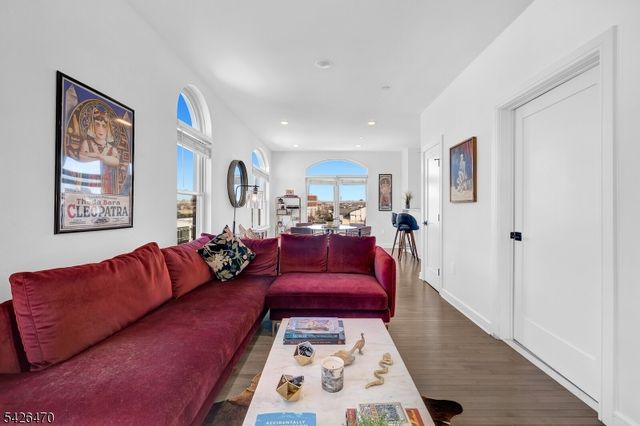 974 Summit Ave 401, Jersey City, NJ 07307