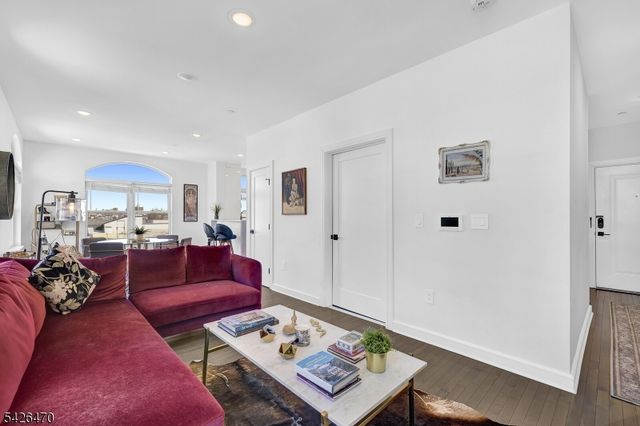 974 Summit Ave 401, Jersey City, NJ 07307