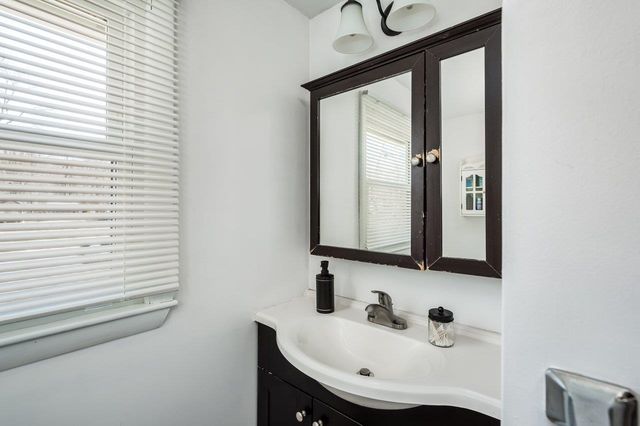 12 Westgate Road, Derry, NH 03038