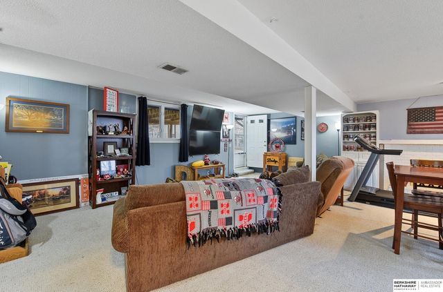 14210 Woolworth Circle, Omaha, NE 68144