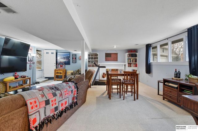 14210 Woolworth Circle, Omaha, NE 68144