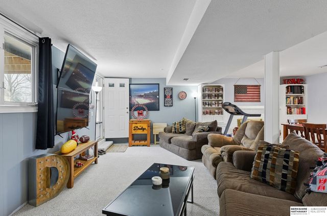 14210 Woolworth Circle, Omaha, NE 68144