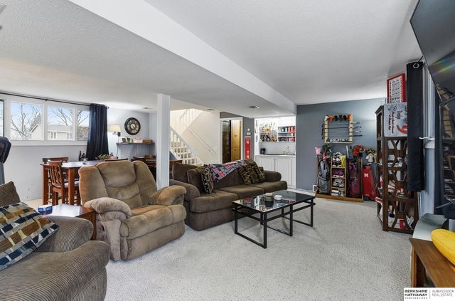 14210 Woolworth Circle, Omaha, NE 68144