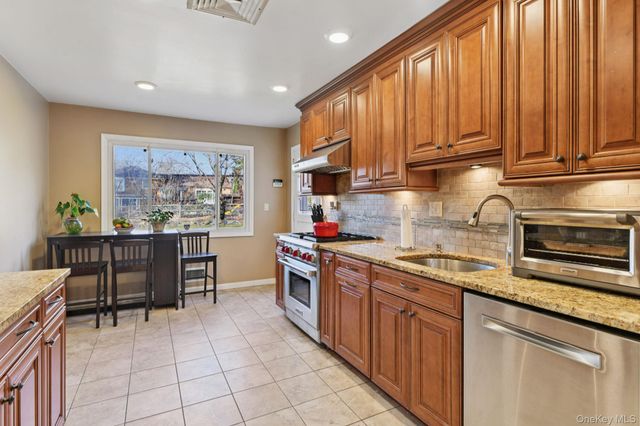 14 Fairway Drive, Great Neck, NY 11020