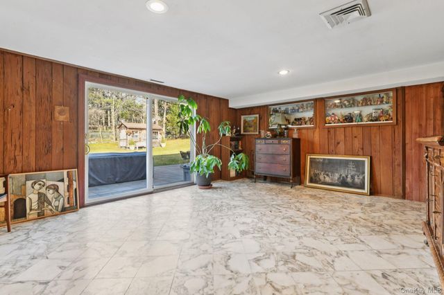 14 Fairway Drive, Great Neck, NY 11020