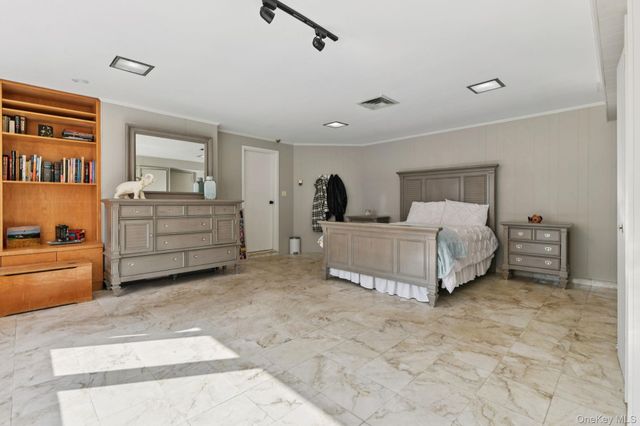 14 Fairway Drive, Great Neck, NY 11020