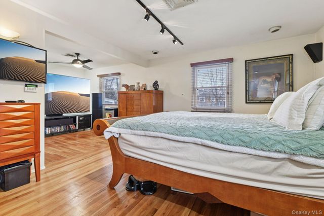 14 Fairway Drive, Great Neck, NY 11020